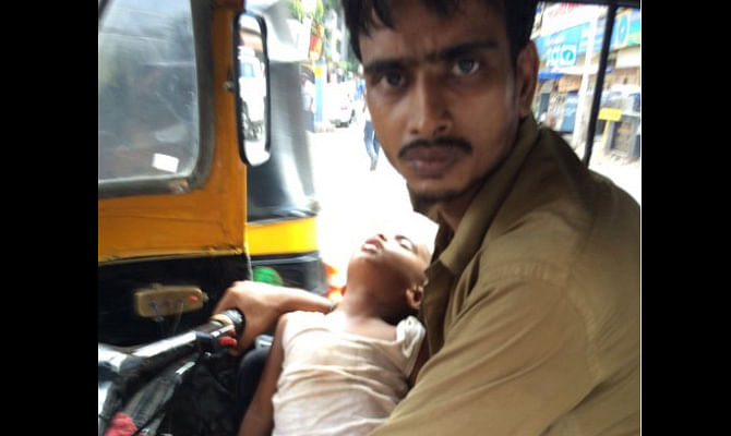 Auto driver carries 2-year-old son while duty, photo goes viral, people on Internet are helping