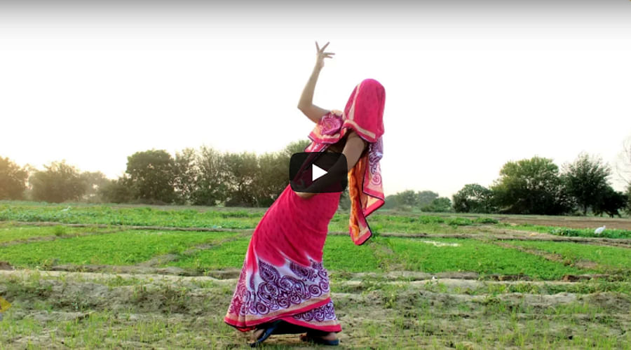 Haryanvi bhabhi dancing video viral on internet is beating sapna chaudhari