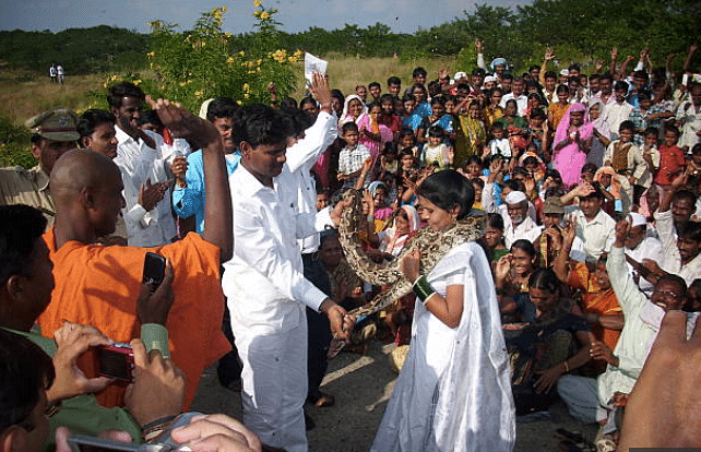 Bride and groom exchange SNAKE garlands in Maharastra village 