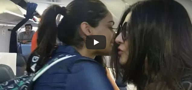 video viral sushmita sen and Manushi Chhillar met an flight accidently
