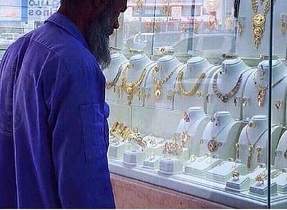 sweeper was trolled for staring jewellery now people offering gifts