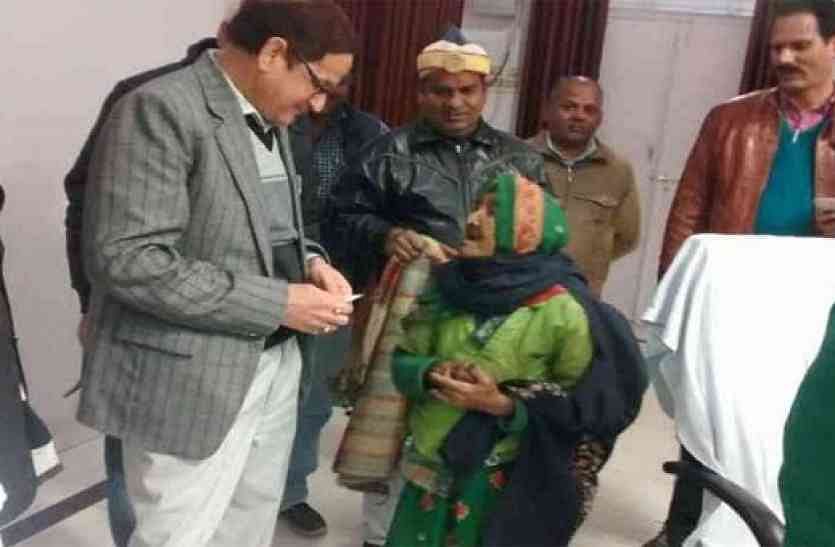 Faizabad dm helps 100 years old lady, gets appreciation 