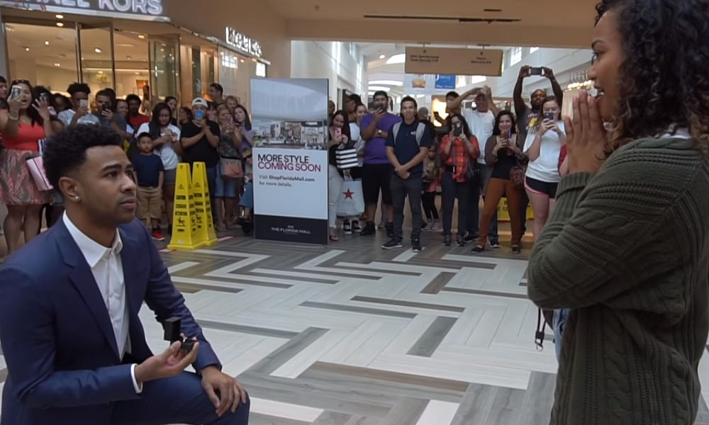 boy propose girl in mall and girl reaction is stunning