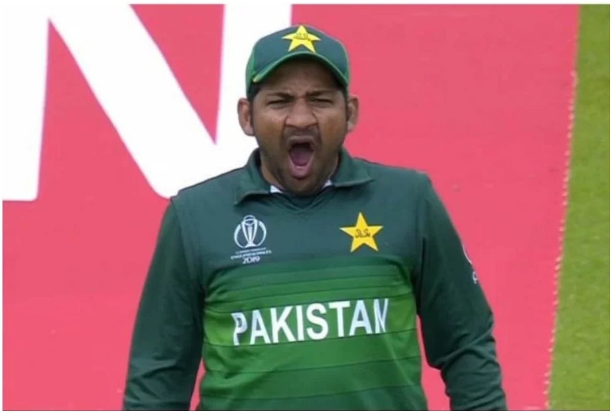 icc world cup 2019 india vs pakistan sarfaraz ahmed getting trolled by fans to yawning during match