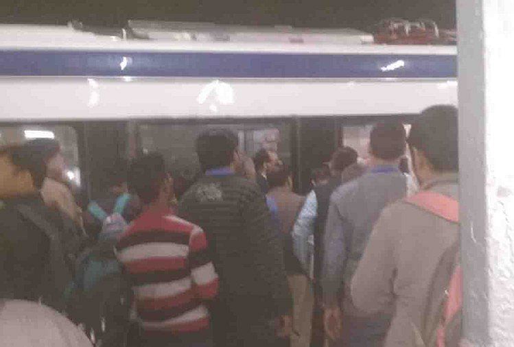vande bharat express train troll at kanpur executive coach doors not open