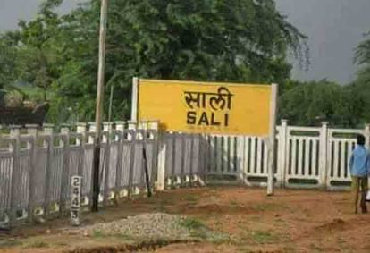 bizarre and funny railway station of India