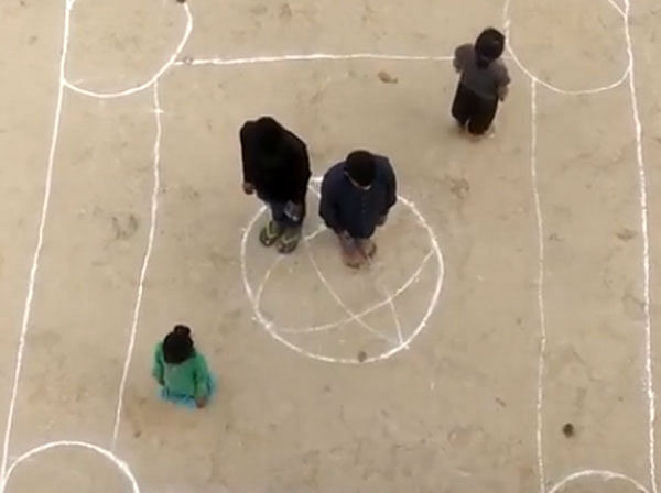 viral video of guys who playing carrom on ground using people