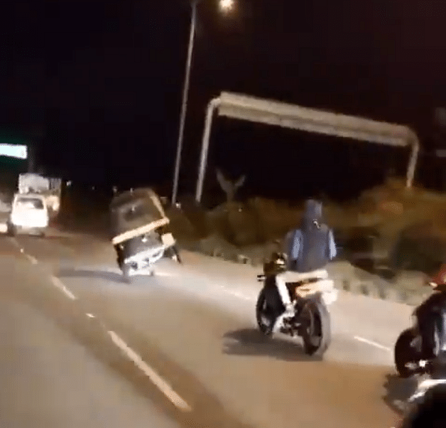 Auto driver runs auto on two wheel, video got viral