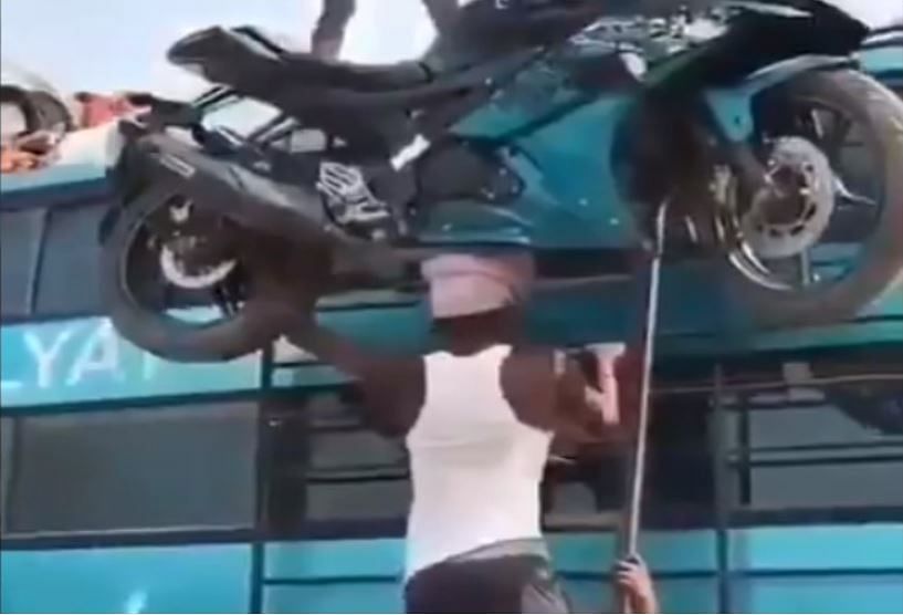 viral video of man who carrying motorcycle on his head people will shock to see it