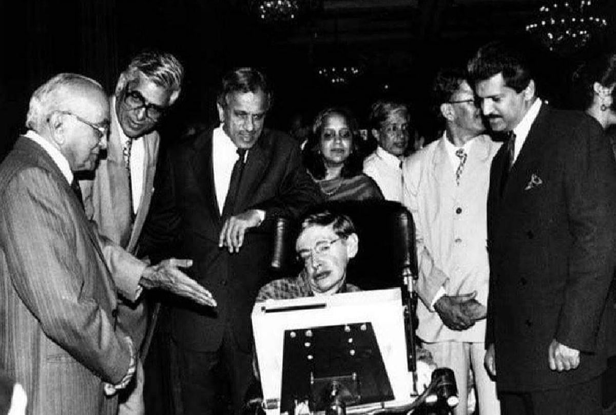 Anand mahindra shared his 20 years old photo with stephen hawking see this viral photo