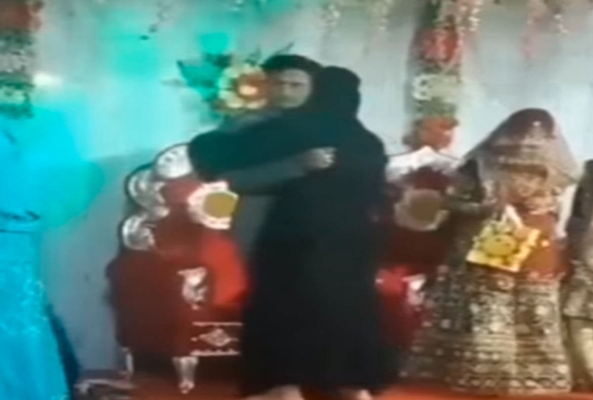 Viral Wedding Video friend prank with man in marriage video goes viral on social media