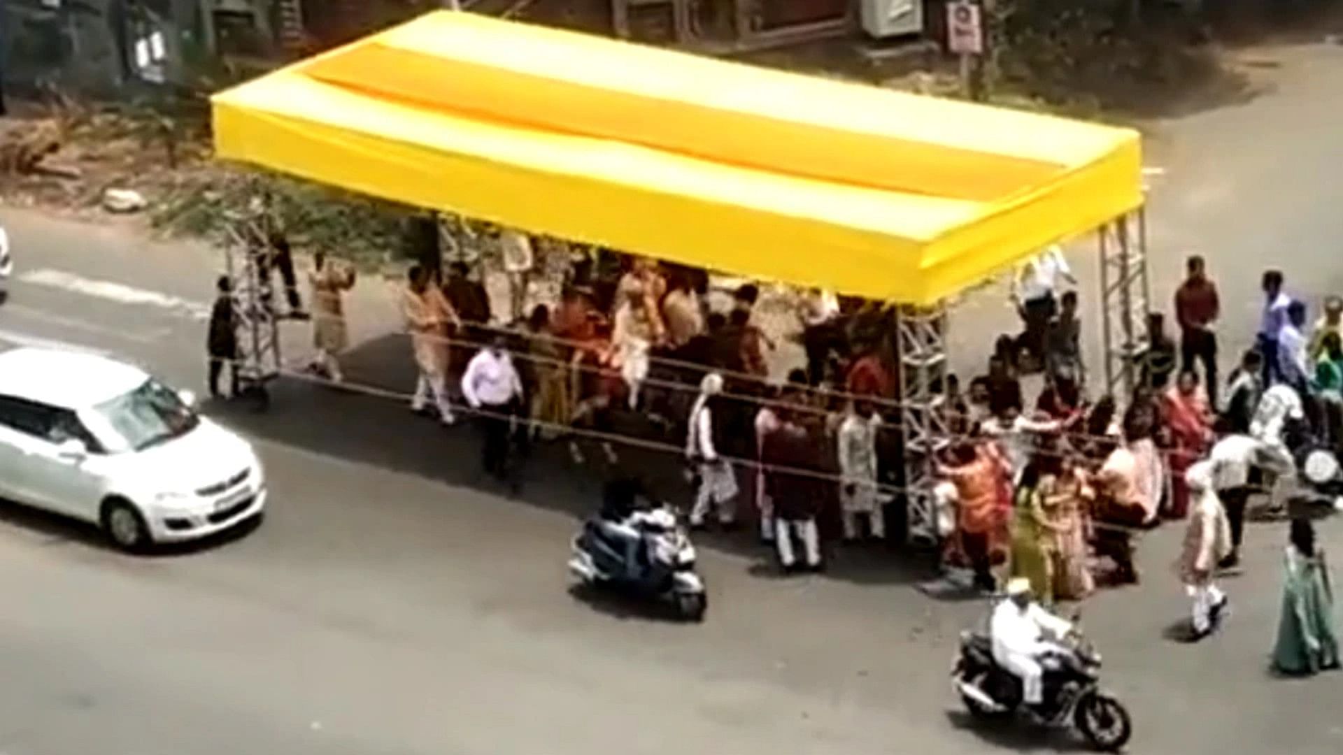 Desi Jugaad viral video People adopted this tremendous jugaad to take out the procession in the scorching heat