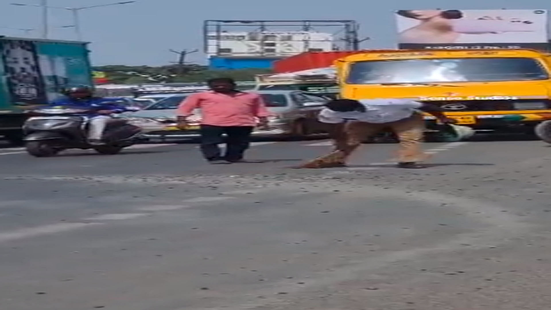 Police Viral Video traffic jawan removing pebbles on road ias share inspiring video