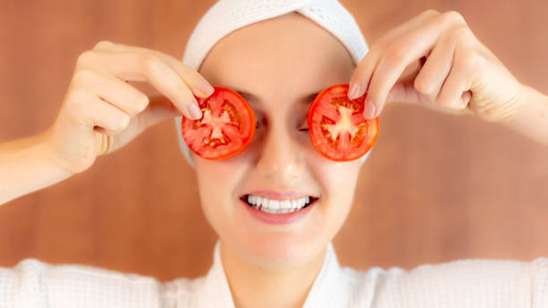 Chehre Par Tamatar Kaise Lagaye: How to Apply Tomato on Face for Glowing Skin