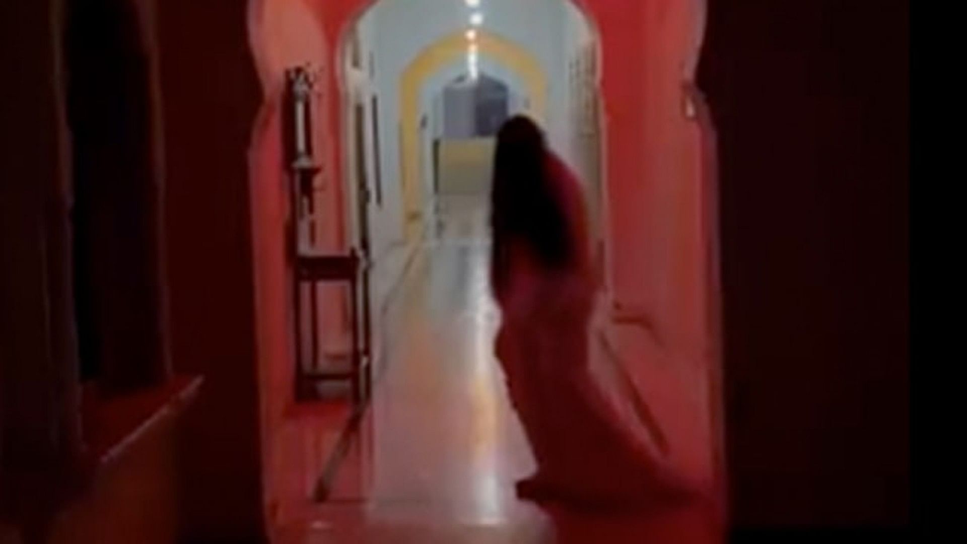 Viral Video: woman dressed as monjulika from bhool bhulaiyaa to scare people at a haveli in rajasthan