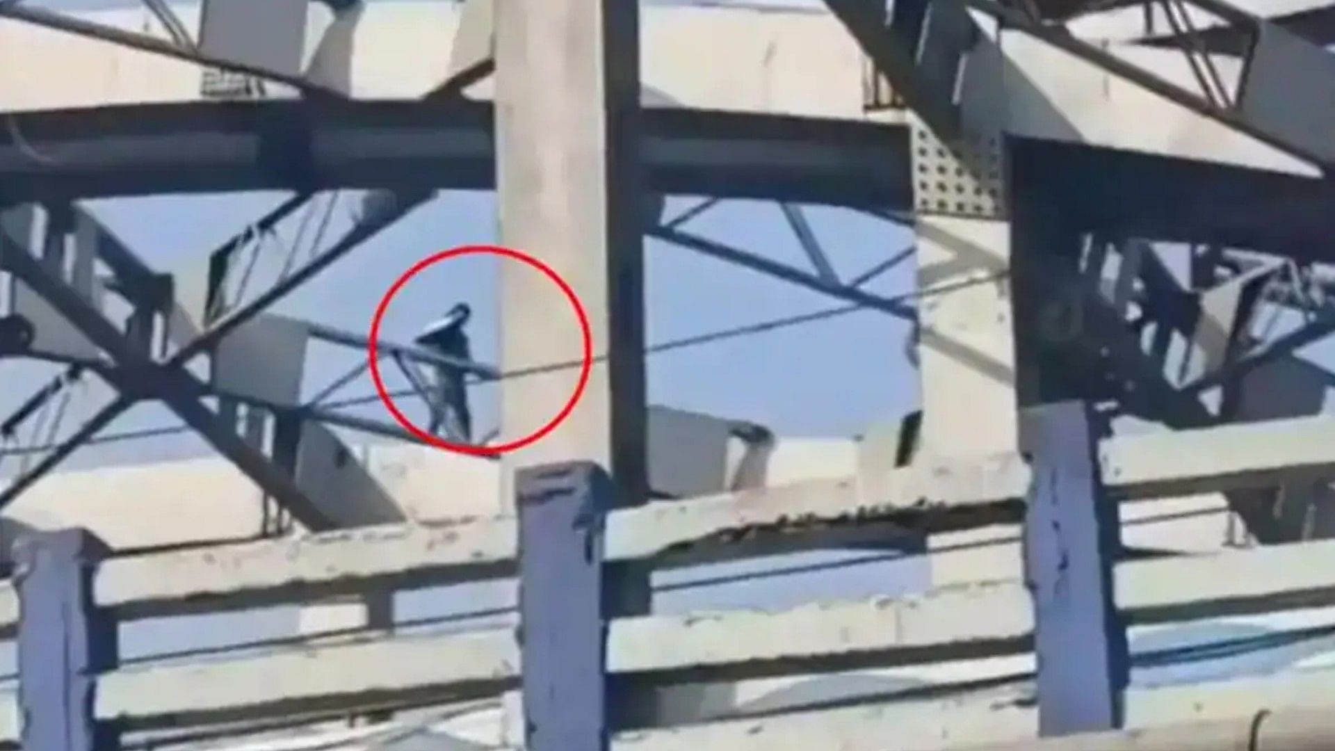 Young man climbed bridge to attempt suicide in kolkata but comes down after biryani bribe