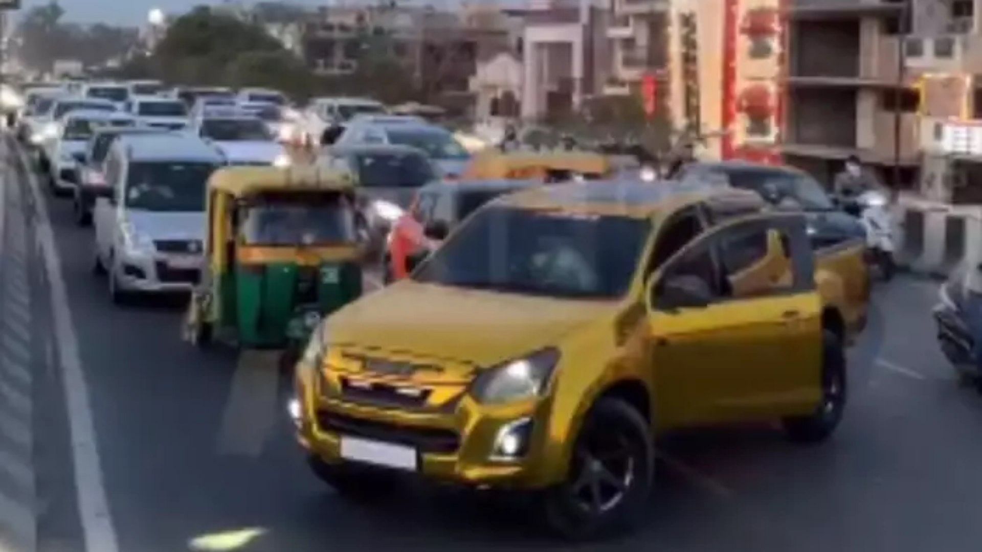 Viral Video Of boys Stop Car On A Busy Road To Make A Reel Delhi News