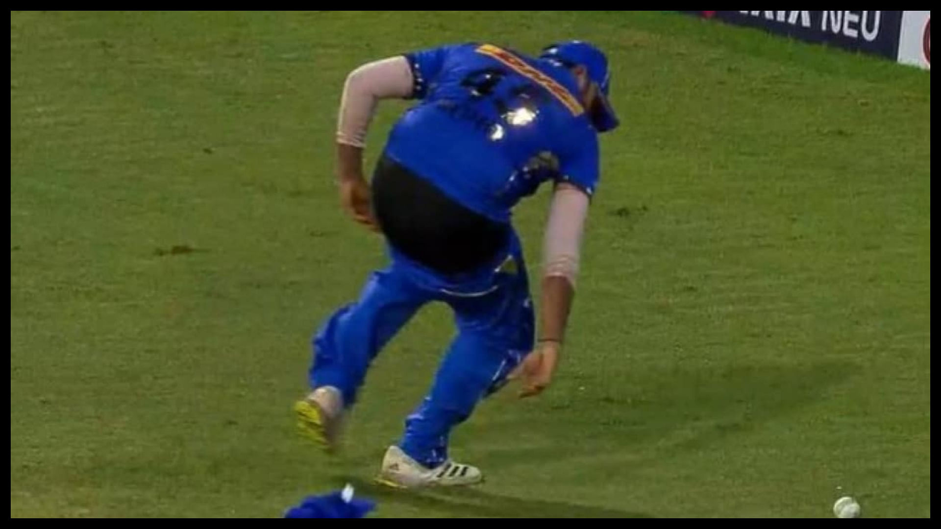 Ipl 2024 mi vs csk rohit sharma embarrassing moment when his pant slips during fielding