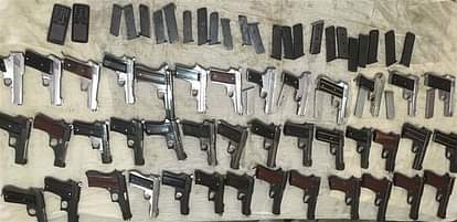एमपी मेड 40 पिस्टलों के साथ दो सप्लायर दबोचे pistol