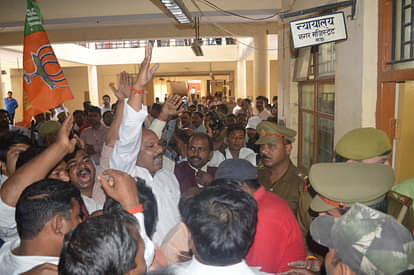 सिटी मजिस्ट्रेट के न मिलने पर नोकझोंक BJP WORKERS