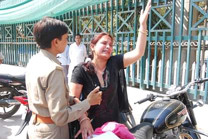 युवक ने ट्रेन के आगे कूदकर दी जान young boy jumped in front of train