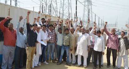 बकाया मुआवजा न मिलने पर भड़के ग्रामीण compensation.