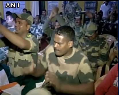 कश्मीर घाटी में जीत के जश्न में डूबे सेना और सीआरपीएफ के जवान india pak match