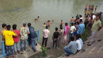 गंगनहर में बहे चार दोस्त, एक डूबा  Four friends sitting in Ganganahar, one dipped