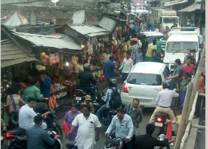 दुपहिया वाहनों के लिए पार्किंग नहीं, शहर में जाम   traffic jam
