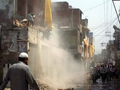 खुद अतिक्रमण हटाने में जुटे लोग encroachment