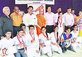 छात्र-छात्राओं को पुरस्कृत किया Students