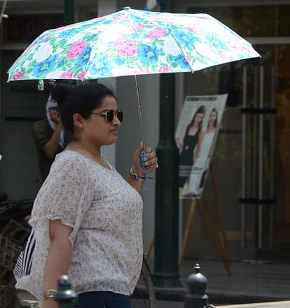 MP Weather Today: प्रदेश में वर्षा की गतिविधियां थमीं, नमी आने से हो रही हल्की बारिश Madhya Pradesh Weather Update Today: Rain activities stopped in the state, light rain due to moisture
