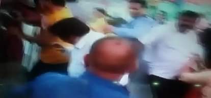 पार्टी की टोपी ना उतारने पर 'आप' नेता की भाजपा पार्षद ने की पिटाई bjp councillors beats aap councillor at ramlila maidan