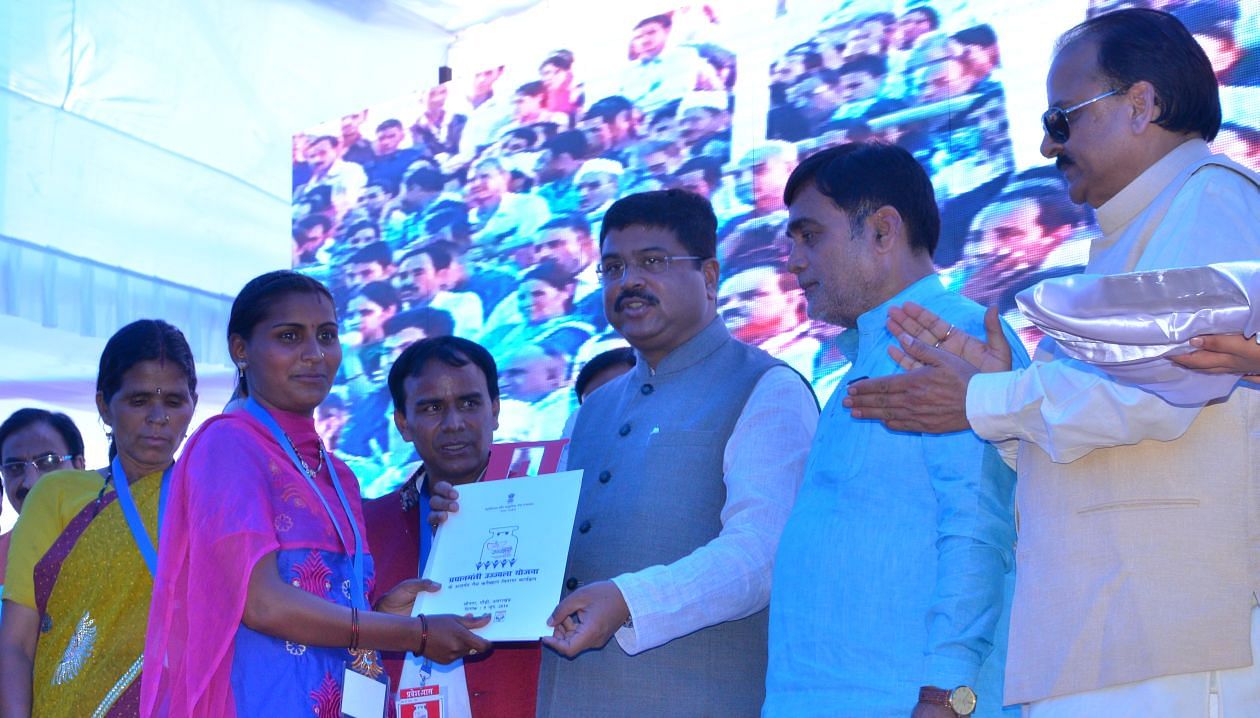 पेट्रोलियम मंत्री ने प्रधानमंत्री उज्ज्वला योजना का शुभारंभ किया।