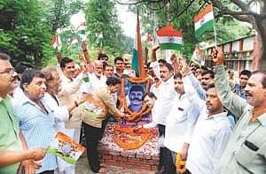 कारगिल शहीद विजय शुक्ला को दी गई श्रद्धांजलि, लगाए गए पौधे vijay diwas