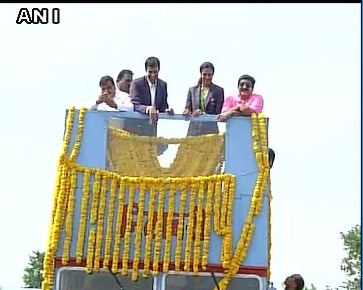 हैदराबाद में गूंजा सिंधू-सिंधू : शानदार स्वागत की तस्वीरें olympic silver medalist Sindhu Reached Stadium