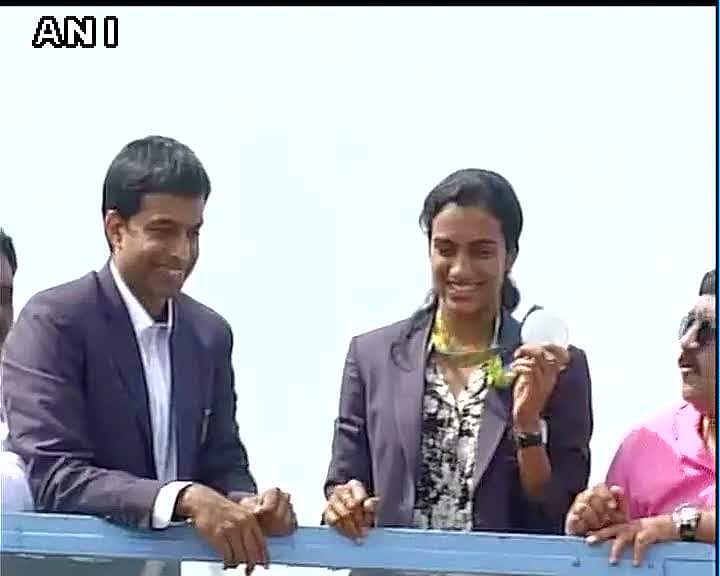 हैदराबाद में गूंजा सिंधू-सिंधू : शानदार स्वागत की तस्वीरें olympic silver medalist Sindhu Reached Stadium