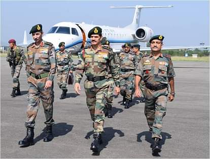 हिंसा के बीच कश्मीर पहुंचे सेना प्रमुख, LOC पर घुसपैठ रोकने के निर्देश ARMY CHIEF REVIEWS SECURITY SITUATION IN KASHMIR.