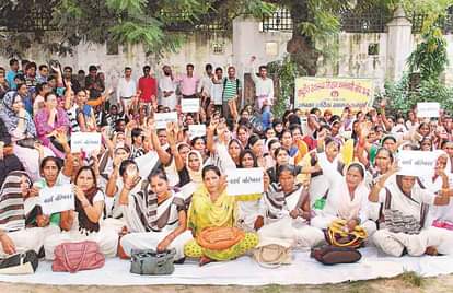 सीएमओ दफ्तर पर गरजे स्वास्थ्य संविदा कर्मी health workers strike