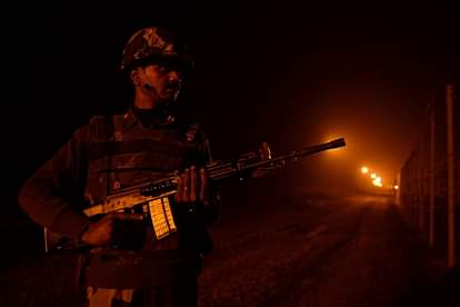 BSF की जवाबी कार्रवाई में पाकिस्तान के 15 रेंजर्स ढेर FIRING CONTINUES ON LOC ARMY RESPONDING HARDLY