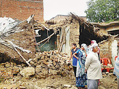 दीवार ढही, युवक की मौत, बारह घायल wall collapsed