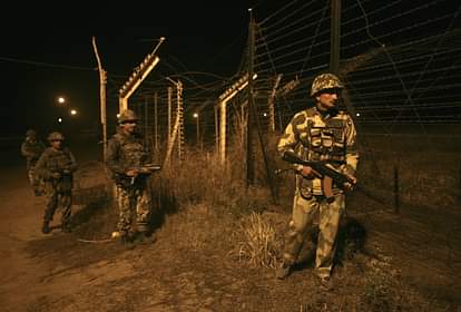 BSF की जवाबी कार्रवाई में पाकिस्तान के 15 रेंजर्स ढेर FIRING CONTINUES ON LOC ARMY RESPONDING HARDLY