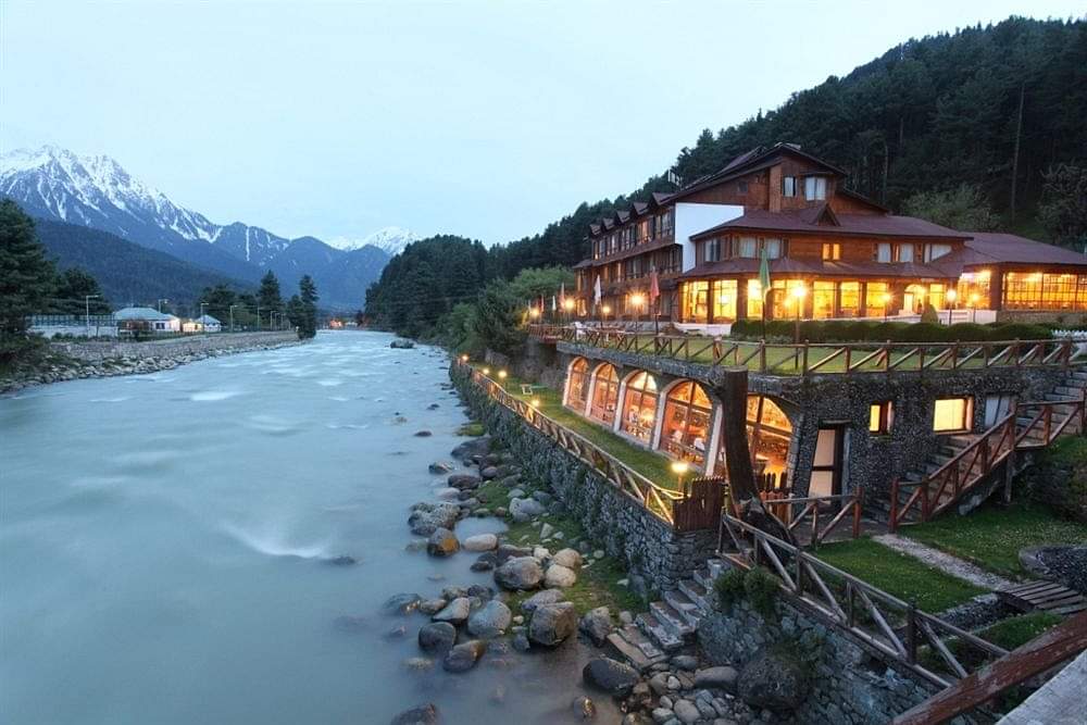 Kashmir Tour Package: गर्मियों में जाना चाहते हैं कश्मीर तो जानिए कितना आएगा खर्च Kashmir Tour Package for Summer Travel Know Booking Process and Price Details News in Hindi