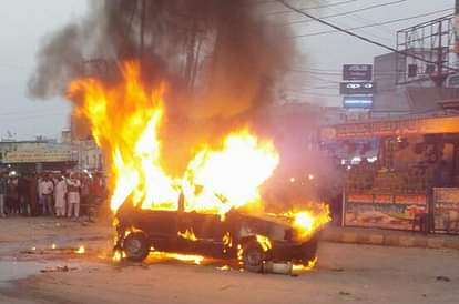 धूं-धूं कर जली कार car caught fire