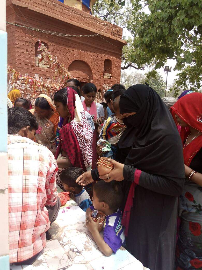 देवी मां को पूजने पहुंची मुस्लिम महिलाएं, भेदभाव फैलाने वालों को दिया तगड़ा जवाब muslim women worships in devi temle in sitapur