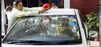 CM योगी के जिले में नीली बत्ती उतारना नहीं चाह रहे अफसर CM Yogi Adityanath's district Officers not wanting to remove out blue light