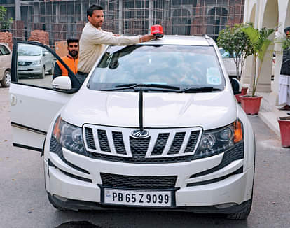 निकल आया लाल बत्ती को तोड़, कुछ इस तरह नेता मचा रहे हैं शोर After Beacons banned, VIPs go to town with sirens and hooters
