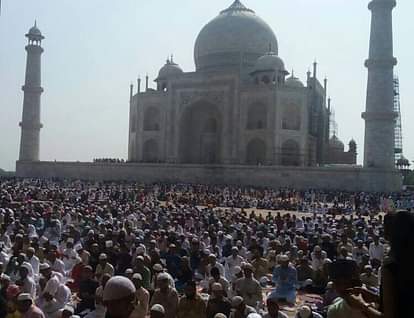 ईद उल फितरः ताज के साए में अदा हुई नमाज, हेमामालिनी ने भी दी बधाई namaz has been performed in tajmahal