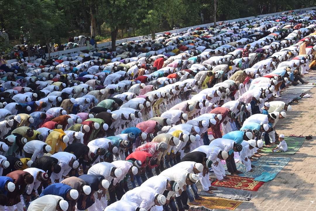 ईद उल फितरः ताज के साए में अदा हुई नमाज, हेमामालिनी ने भी दी बधाई namaz has been performed in tajmahal