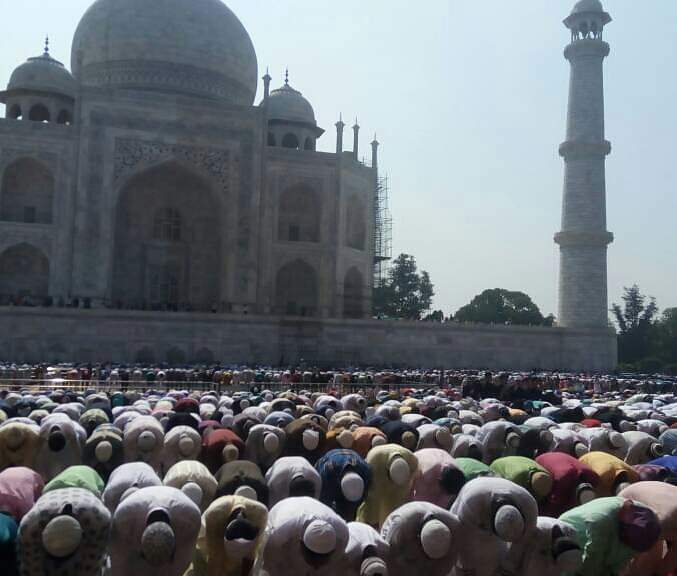 ईद उल फितरः ताज के साए में अदा हुई नमाज, हेमामालिनी ने भी दी बधाई namaz has been performed in tajmahal